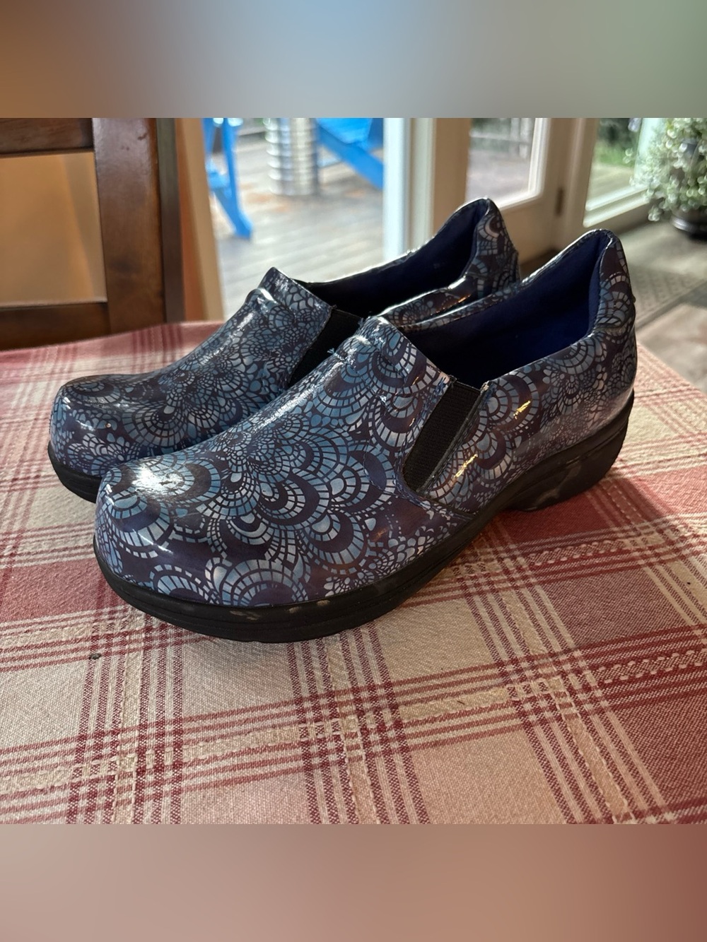 Easy Works by East Street Womens Blue Paisley Print Slip on Clogs Size 7